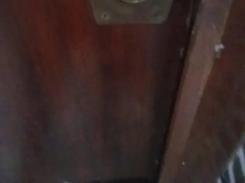 Bombín nuevo en una puerta de madera