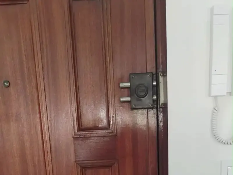 Doble cierre en una puerta de madera