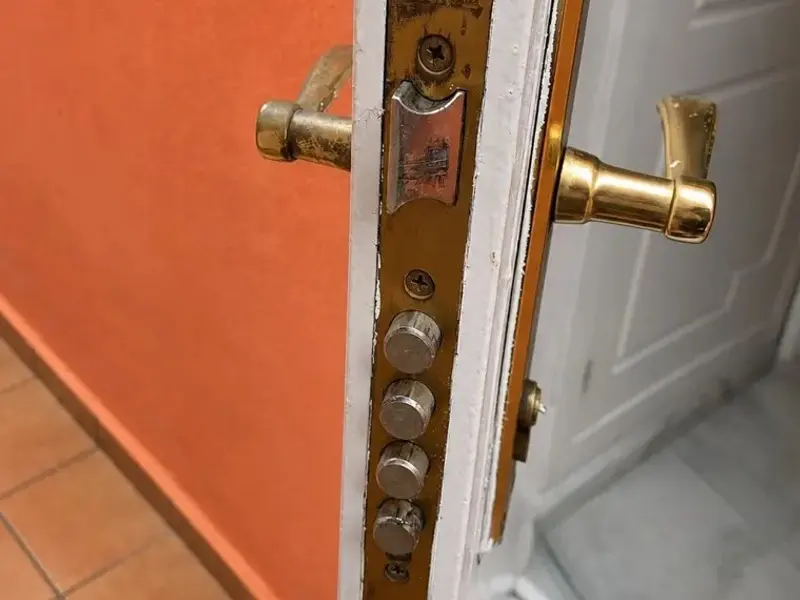 Cerradura multipunto de embutir con bulones
